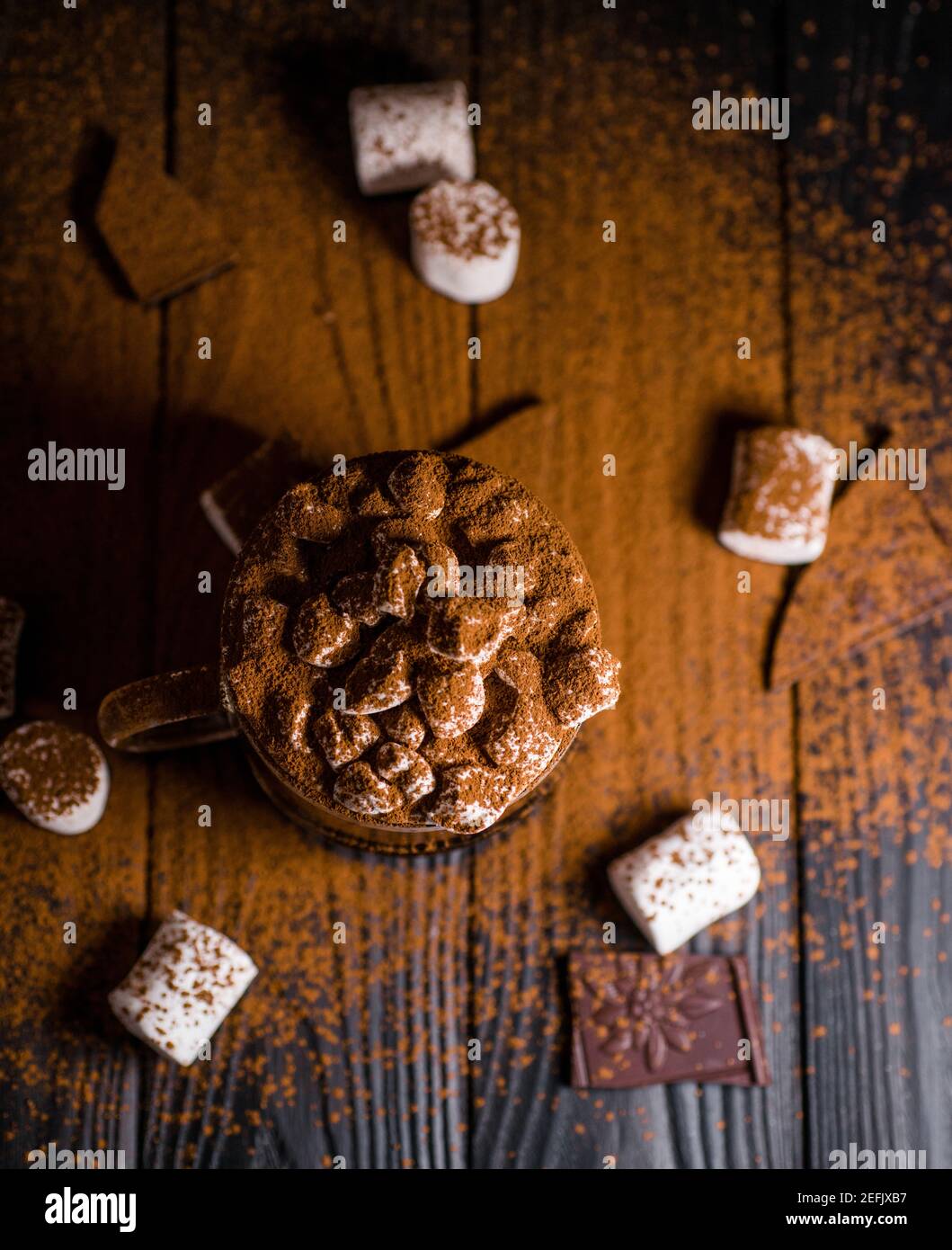 Kakao aus heißer Schokolade mit Marshmallows in einer schönen Schüssel Stockfoto