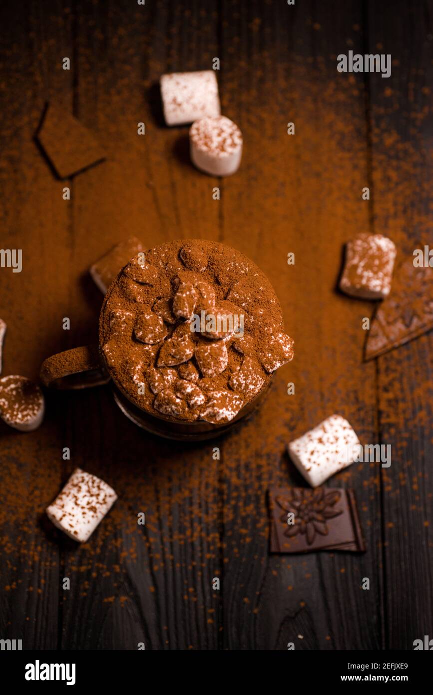 Kakao aus heißer Schokolade mit Marshmallows in einer schönen Schüssel Stockfoto