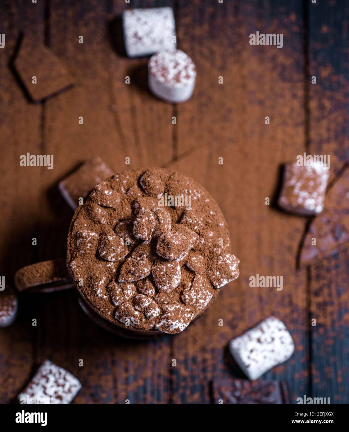 Kakao aus heißer Schokolade mit Marshmallows in einer schönen Schüssel Stockfoto