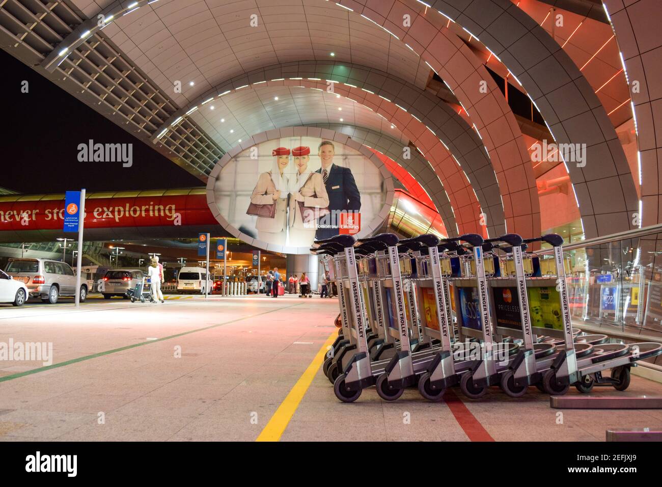 Dubai International Airport Gepäckwagen Stockfoto
