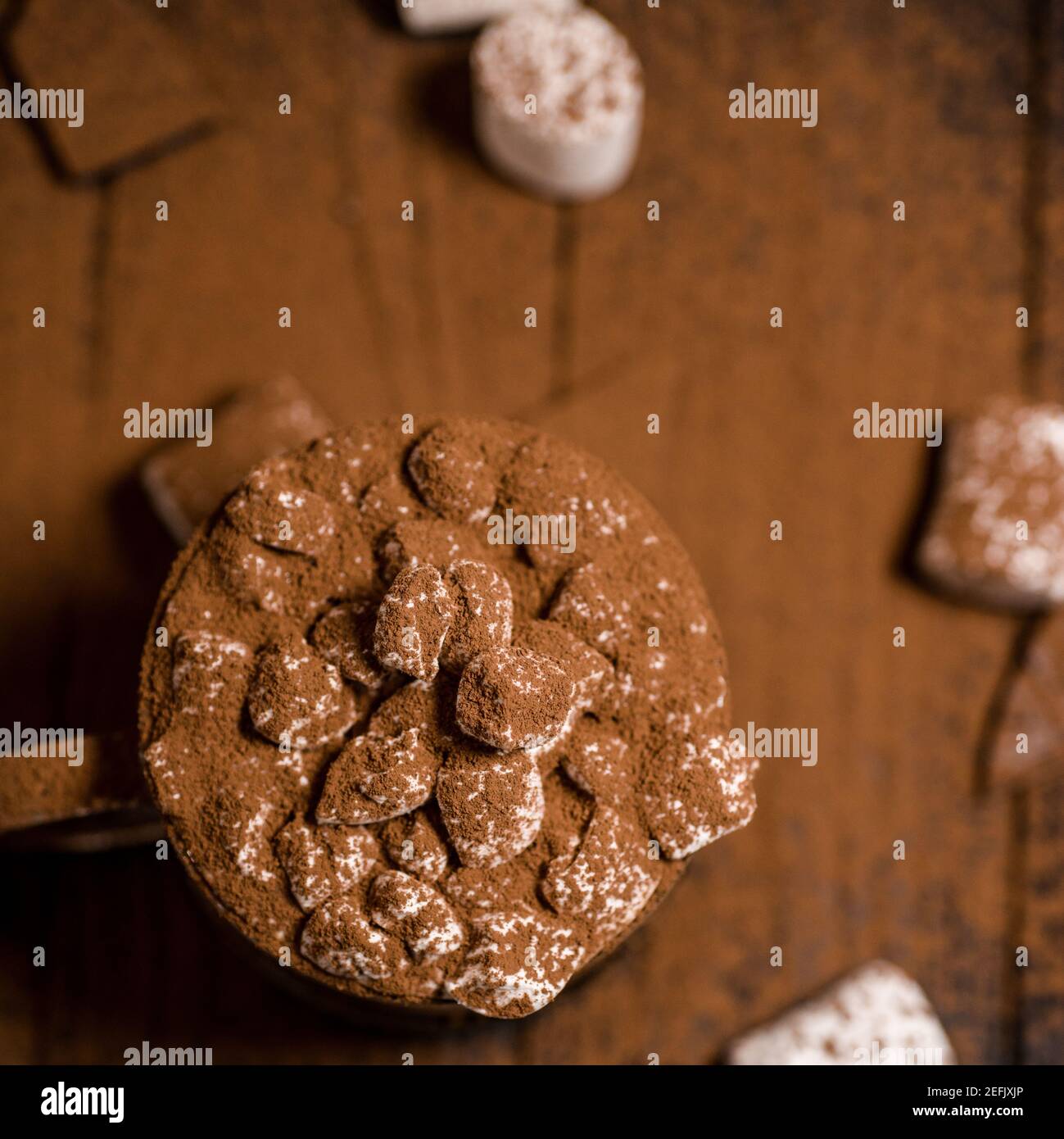 Kakao aus heißer Schokolade mit Marshmallows in einer schönen Schüssel Stockfoto