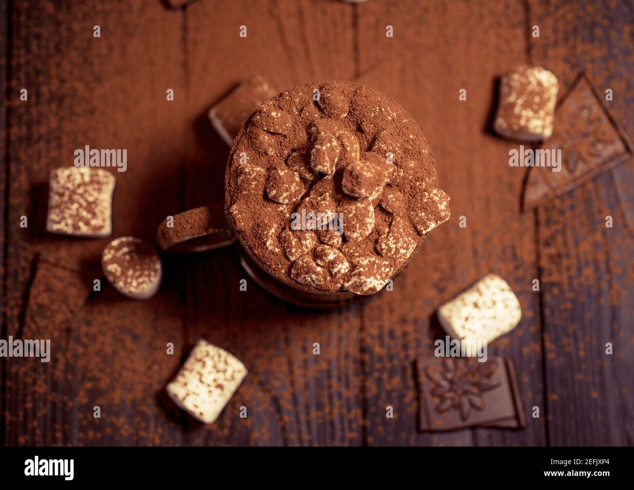 Kakao aus heißer Schokolade mit Marshmallows in einer schönen Schüssel Stockfoto