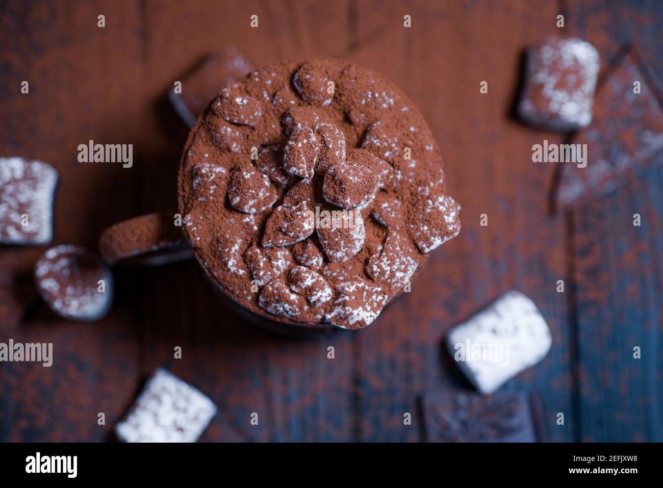 Kakao aus heißer Schokolade mit Marshmallows in einer schönen Schüssel Stockfoto