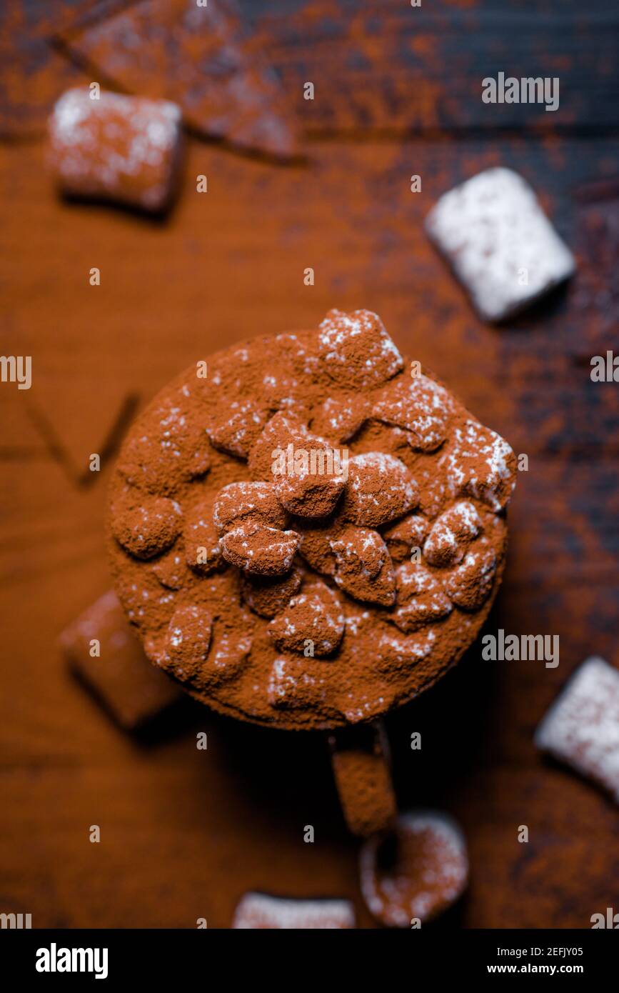 Kakao aus heißer Schokolade mit Marshmallows in einer schönen Schüssel Stockfoto