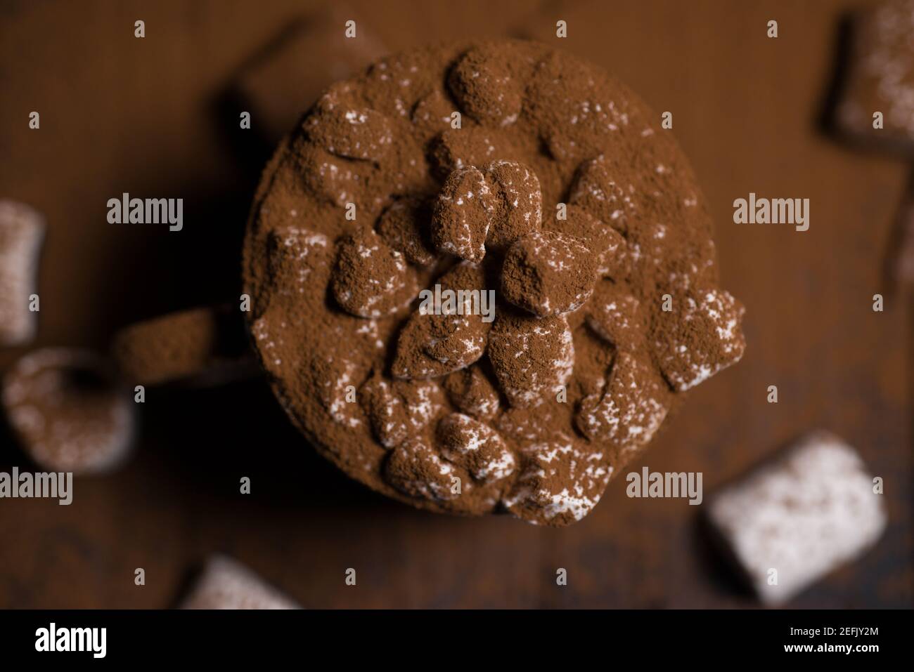Kakao aus heißer Schokolade mit Marshmallows in einer schönen Schüssel Stockfoto