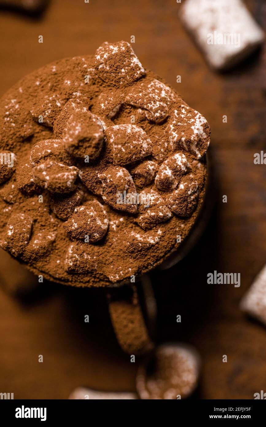 Kakao aus heißer Schokolade mit Marshmallows in einer schönen Schüssel Stockfoto