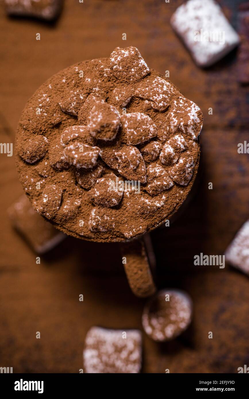 Kakao aus heißer Schokolade mit Marshmallows in einer schönen Schüssel Stockfoto