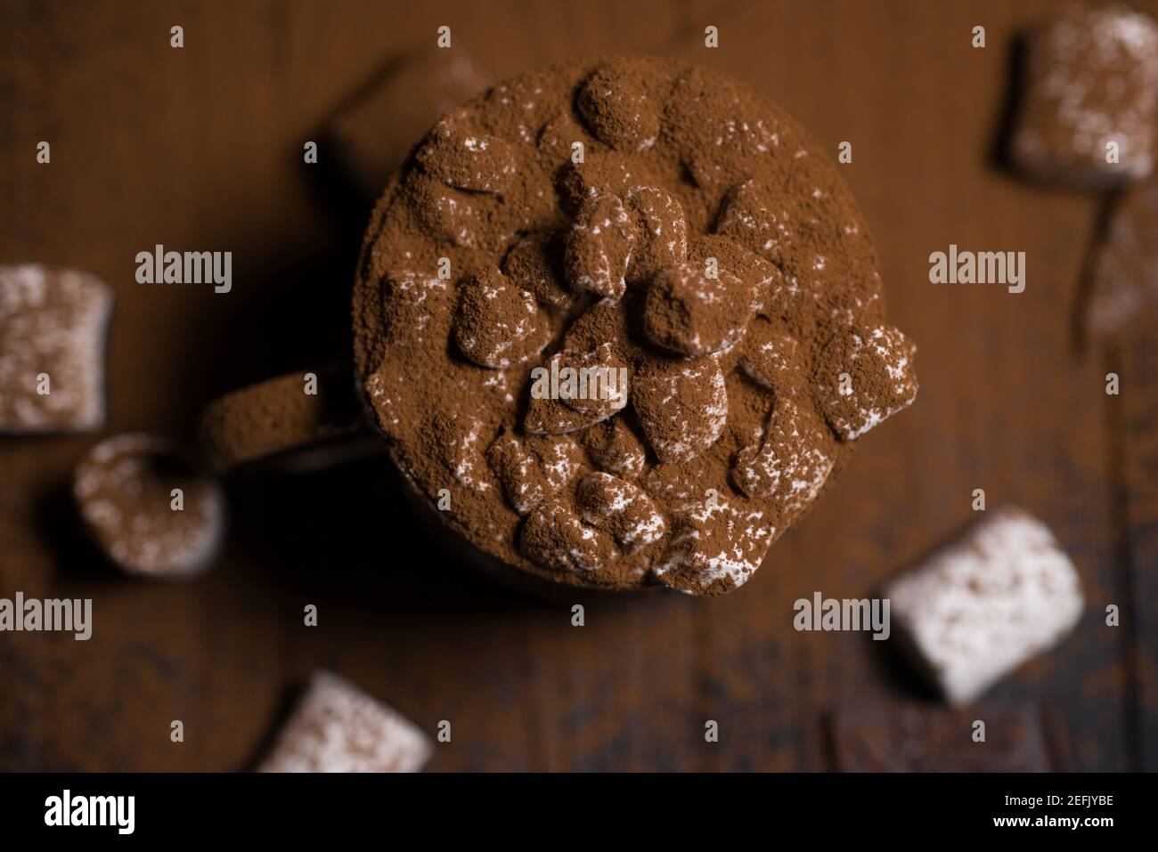 Kakao aus heißer Schokolade mit Marshmallows in einer schönen Schüssel Stockfoto