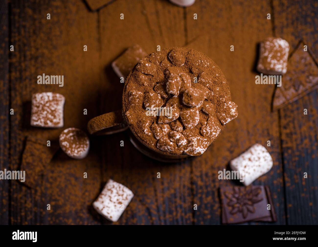 Kakao aus heißer Schokolade mit Marshmallows in einer schönen Schüssel Stockfoto