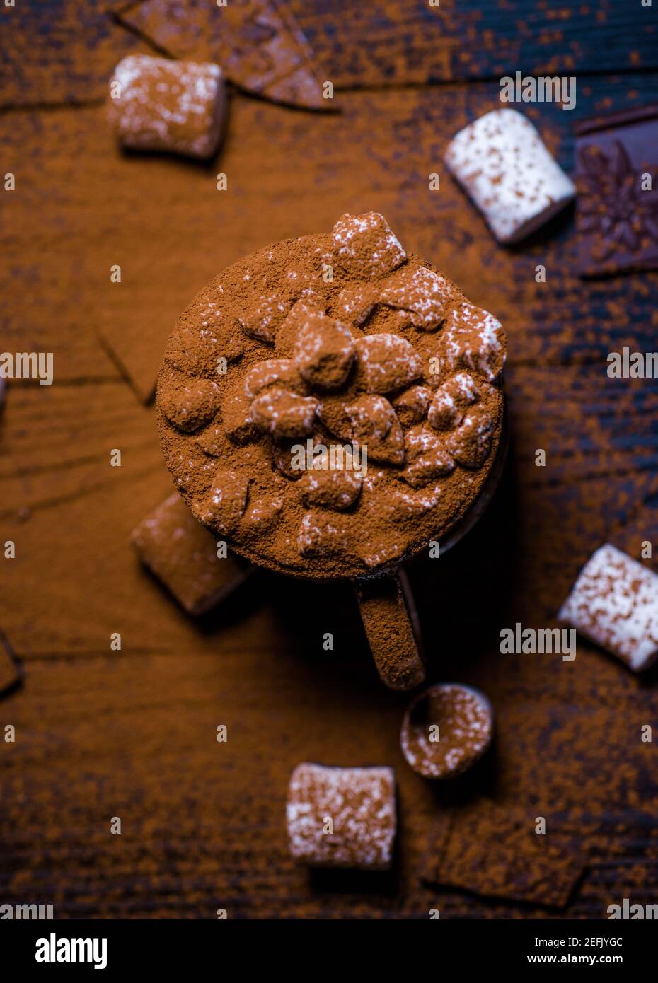 Kakao aus heißer Schokolade mit Marshmallows in einer schönen Schüssel Stockfoto