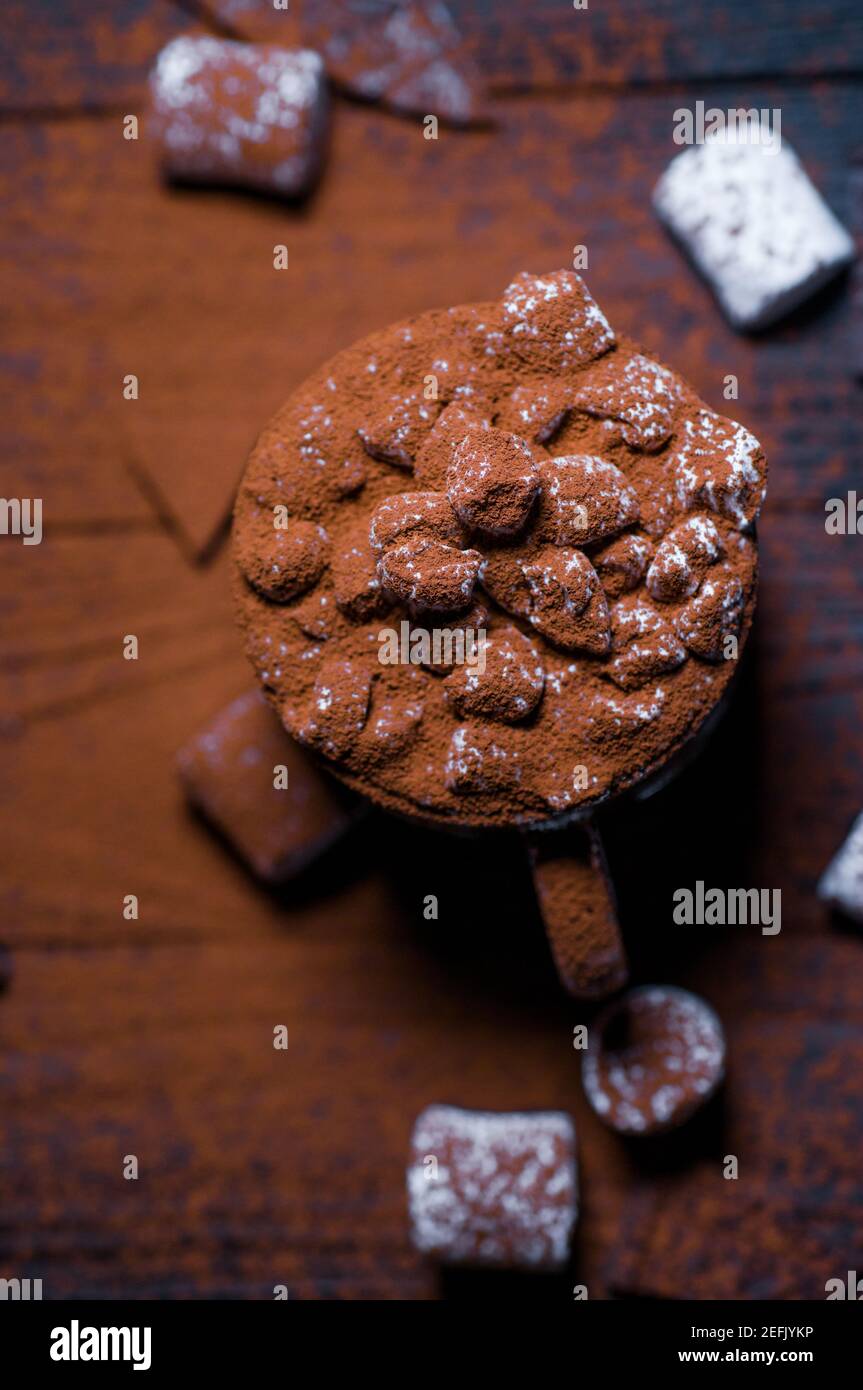 Kakao aus heißer Schokolade mit Marshmallows in einer schönen Schüssel Stockfoto