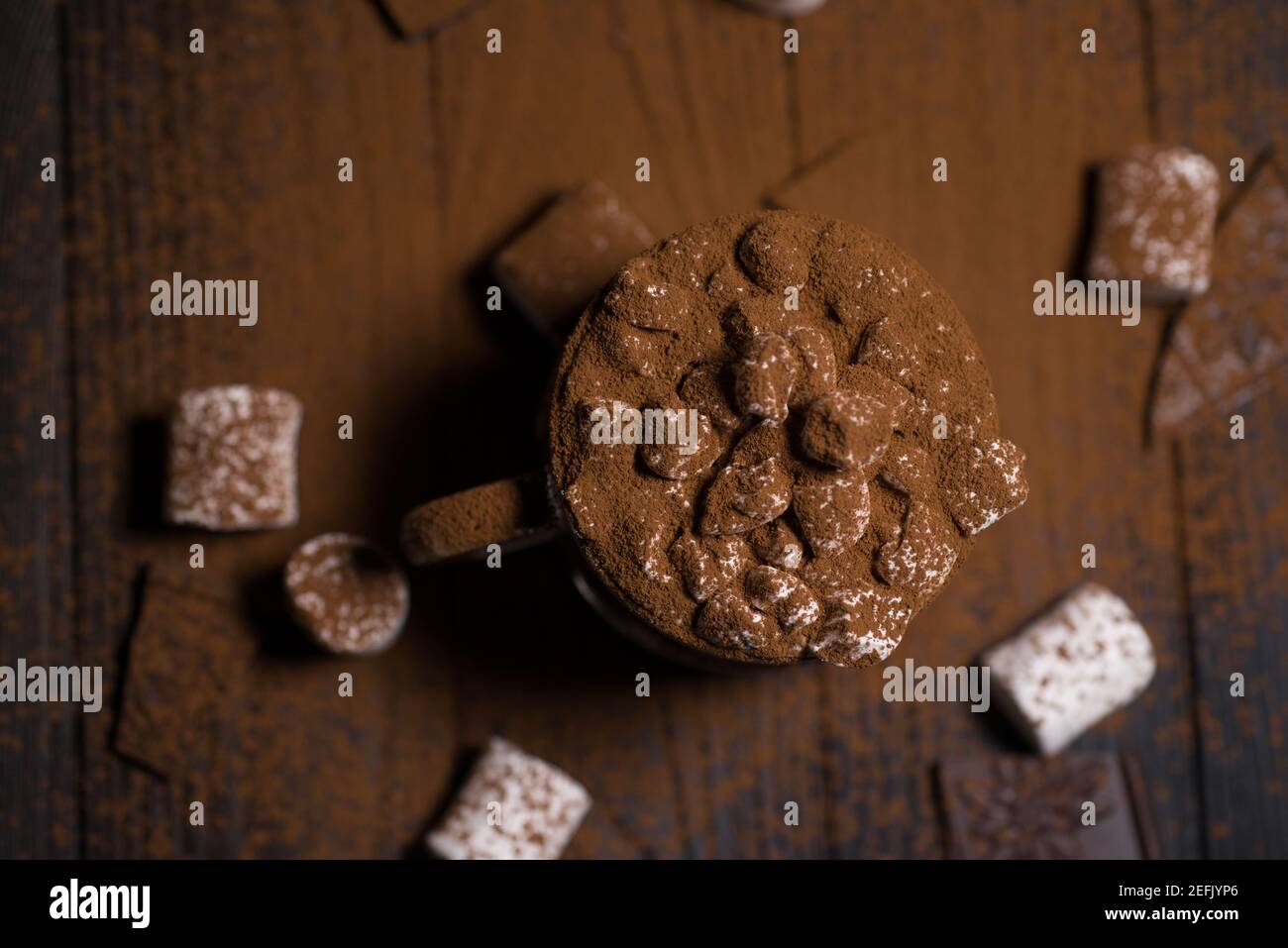 Kakao aus heißer Schokolade mit Marshmallows in einer schönen Schüssel Stockfoto