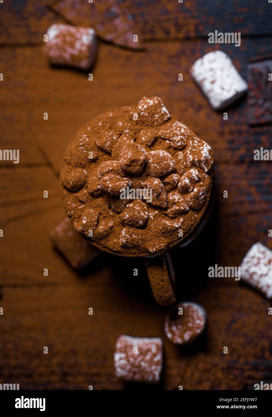 Kakao aus heißer Schokolade mit Marshmallows in einer schönen Schüssel Stockfoto
