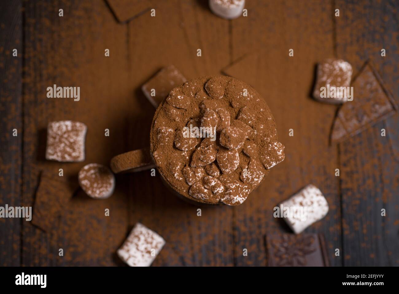 Kakao aus heißer Schokolade mit Marshmallows in einer schönen Schüssel Stockfoto