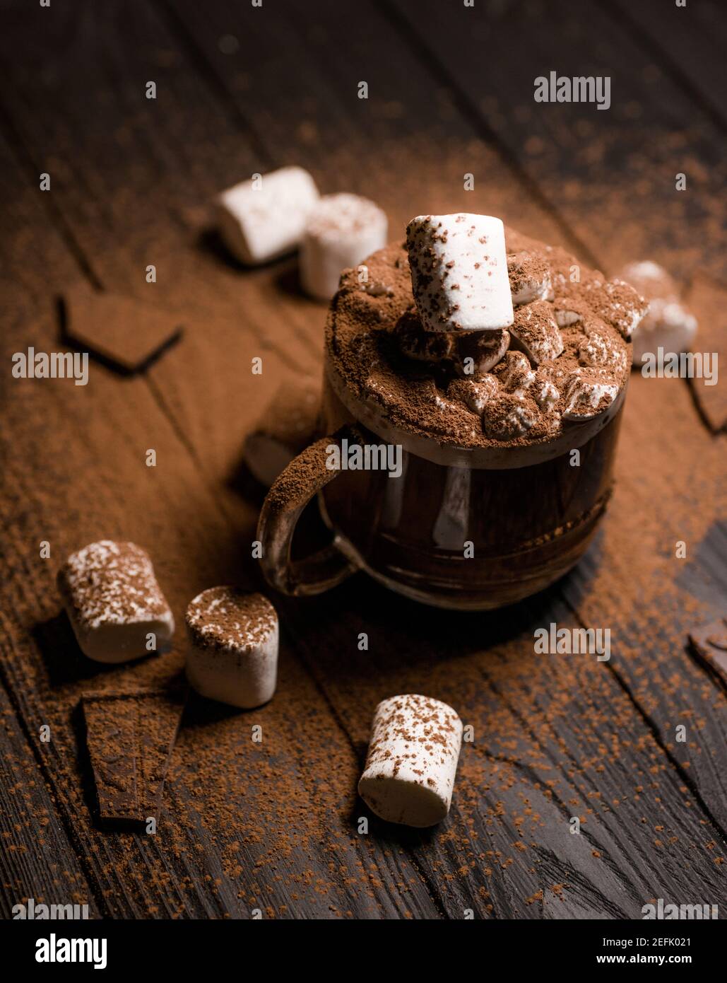 Kakao aus heißer Schokolade mit Marshmallows in einer schönen Schüssel Stockfoto