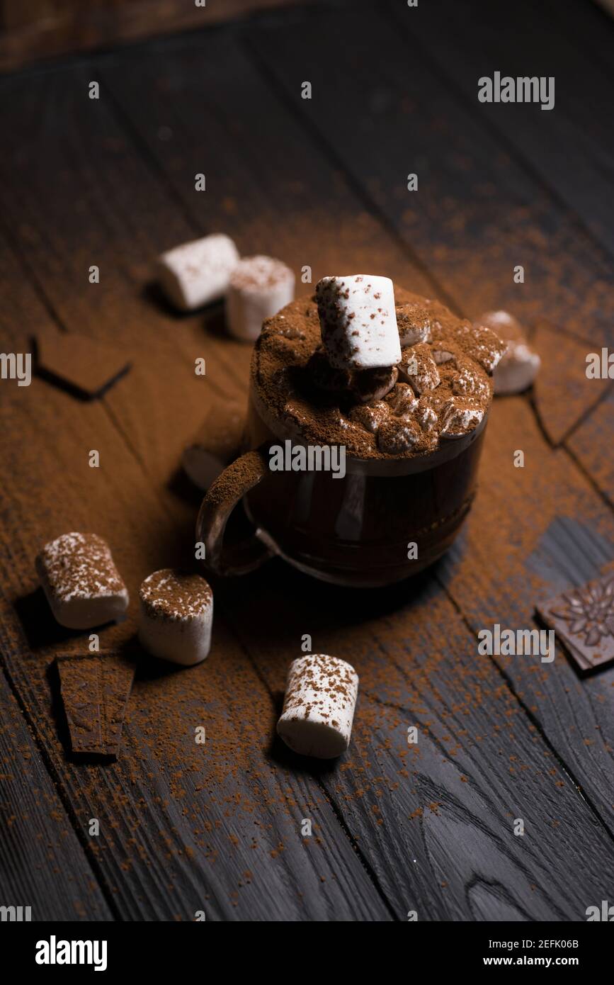 Kakao aus heißer Schokolade mit Marshmallows in einer schönen Schüssel Stockfoto