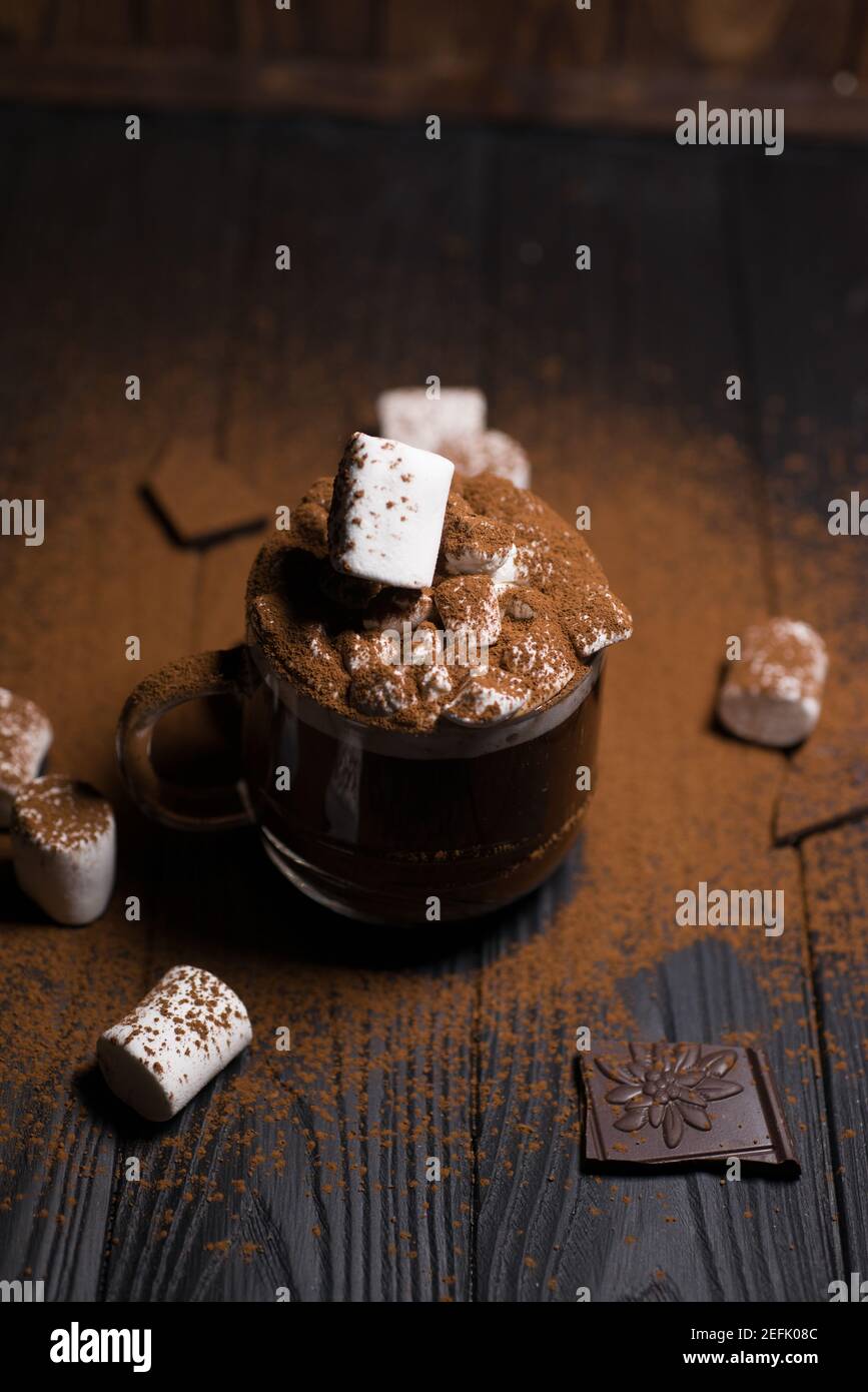Kakao aus heißer Schokolade mit Marshmallows in einer schönen Schüssel Stockfoto