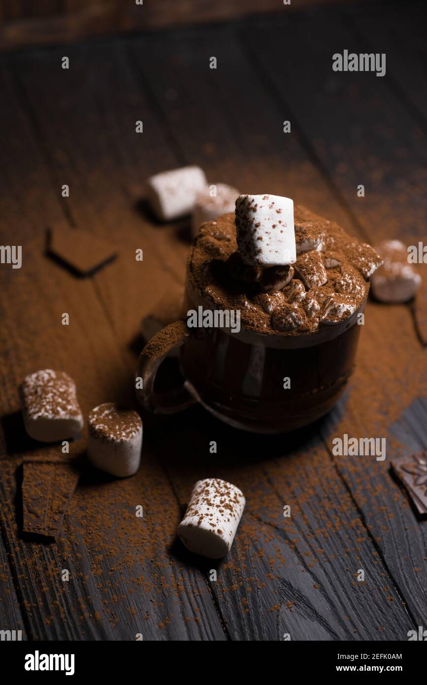 Kakao aus heißer Schokolade mit Marshmallows in einer schönen Schüssel Stockfoto