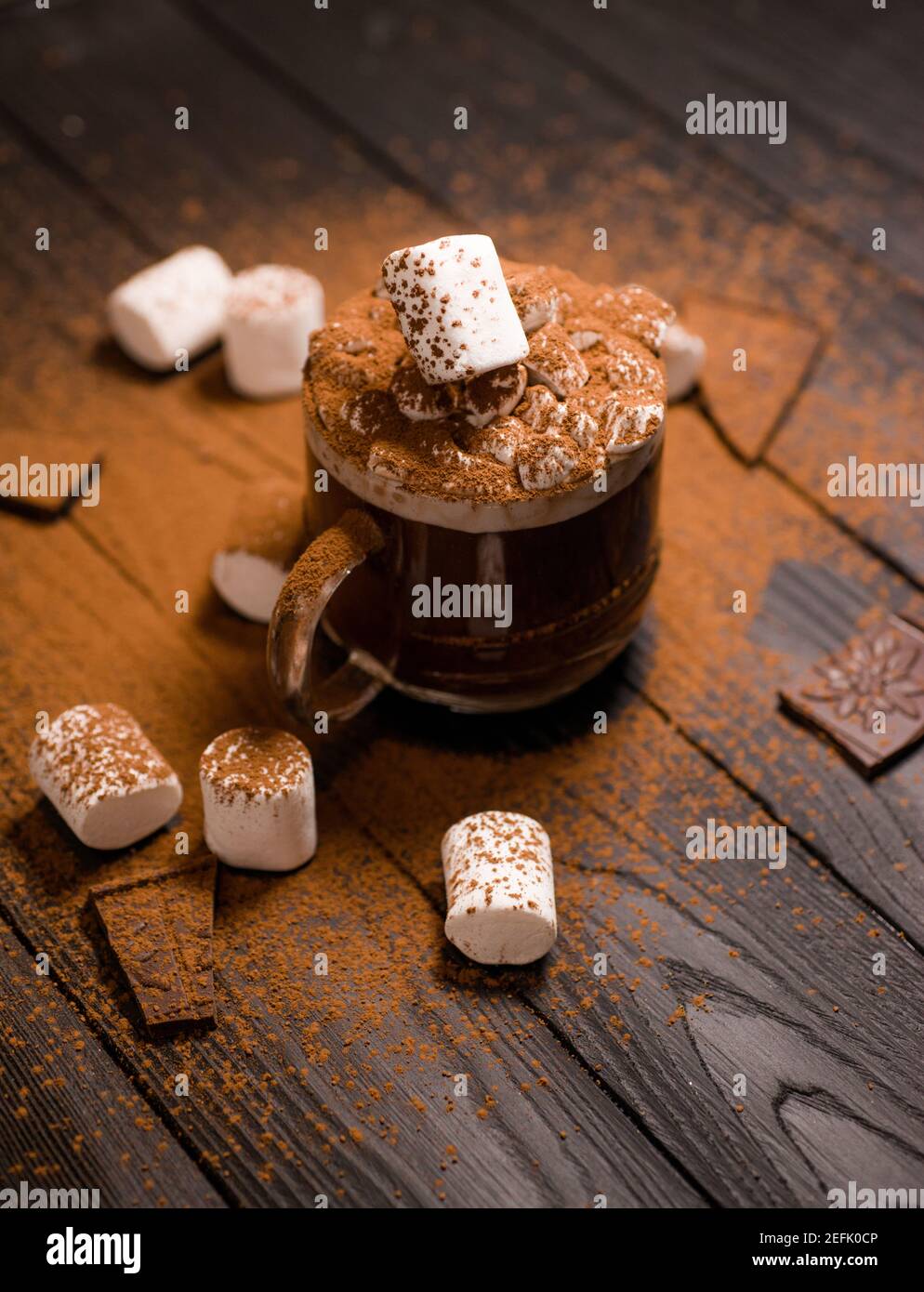 Kakao aus heißer Schokolade mit Marshmallows in einer schönen Schüssel Stockfoto