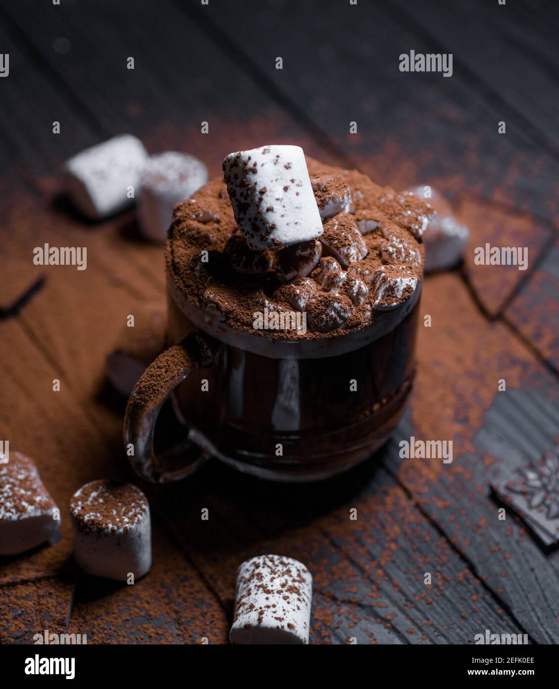 Kakao aus heißer Schokolade mit Marshmallows in einer schönen Schüssel Stockfoto