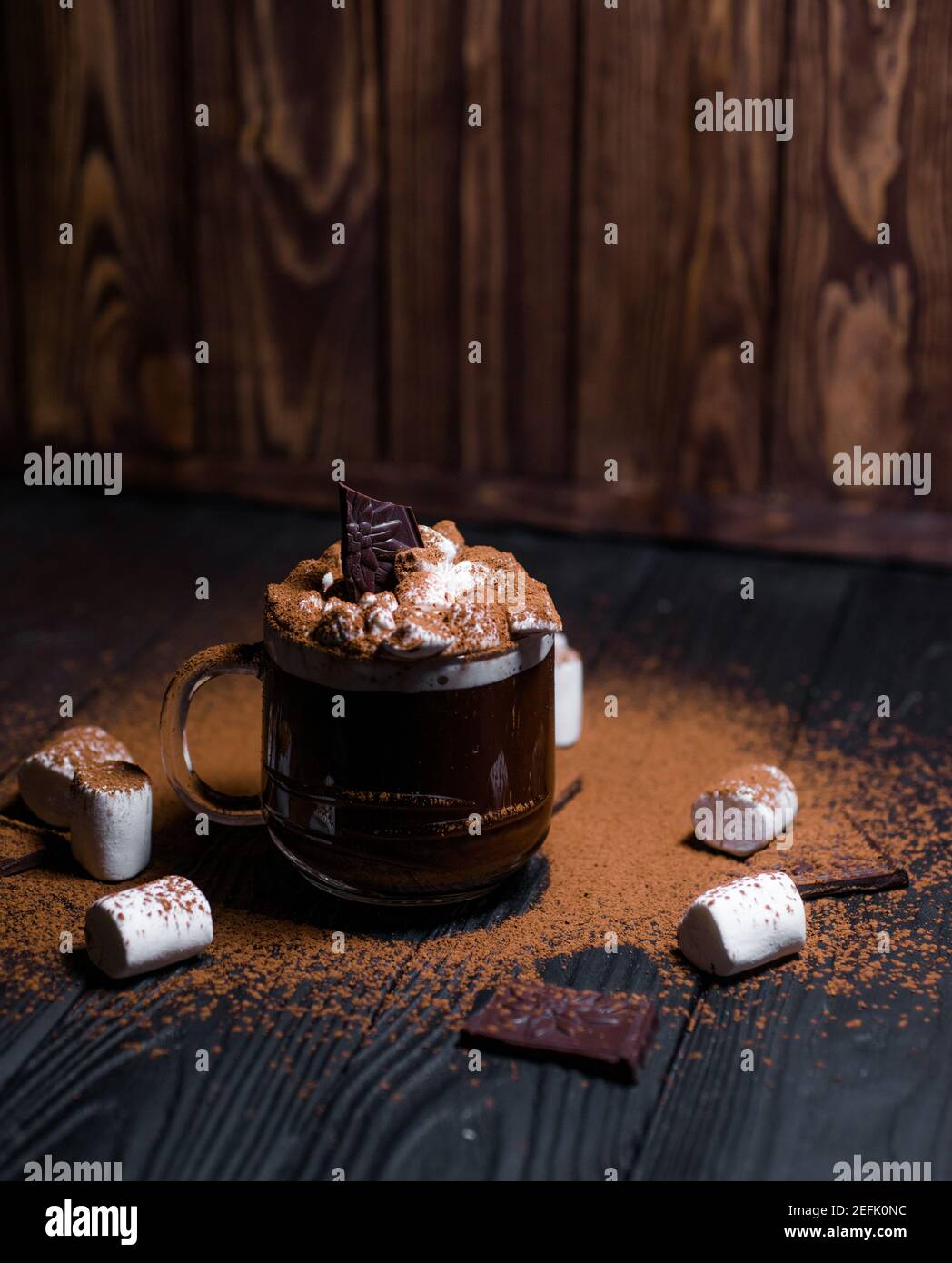 Kakao aus heißer Schokolade mit Marshmallows in einer schönen Schüssel Stockfoto