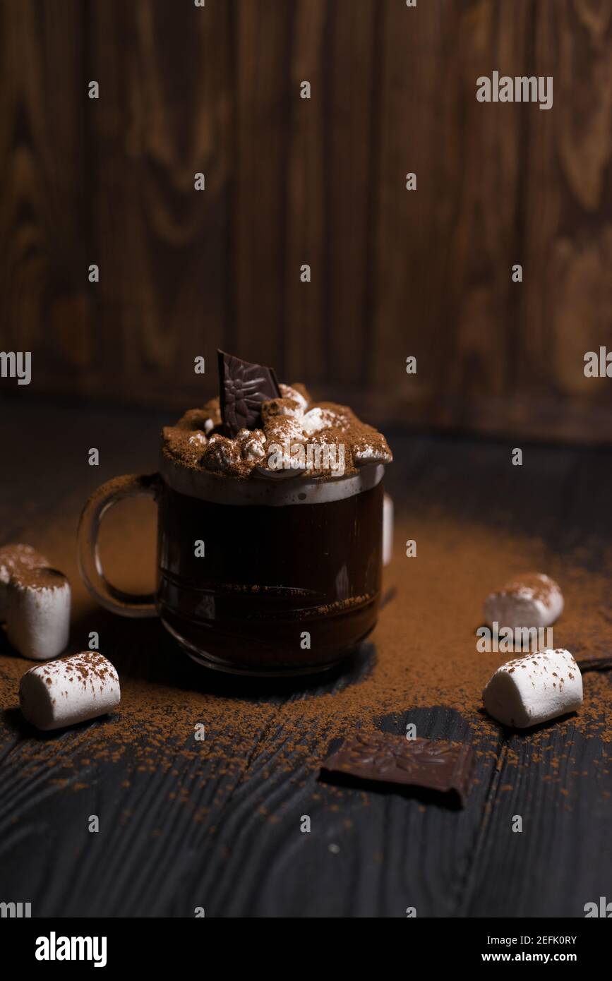 Kakao aus heißer Schokolade mit Marshmallows in einer schönen Schüssel Stockfoto