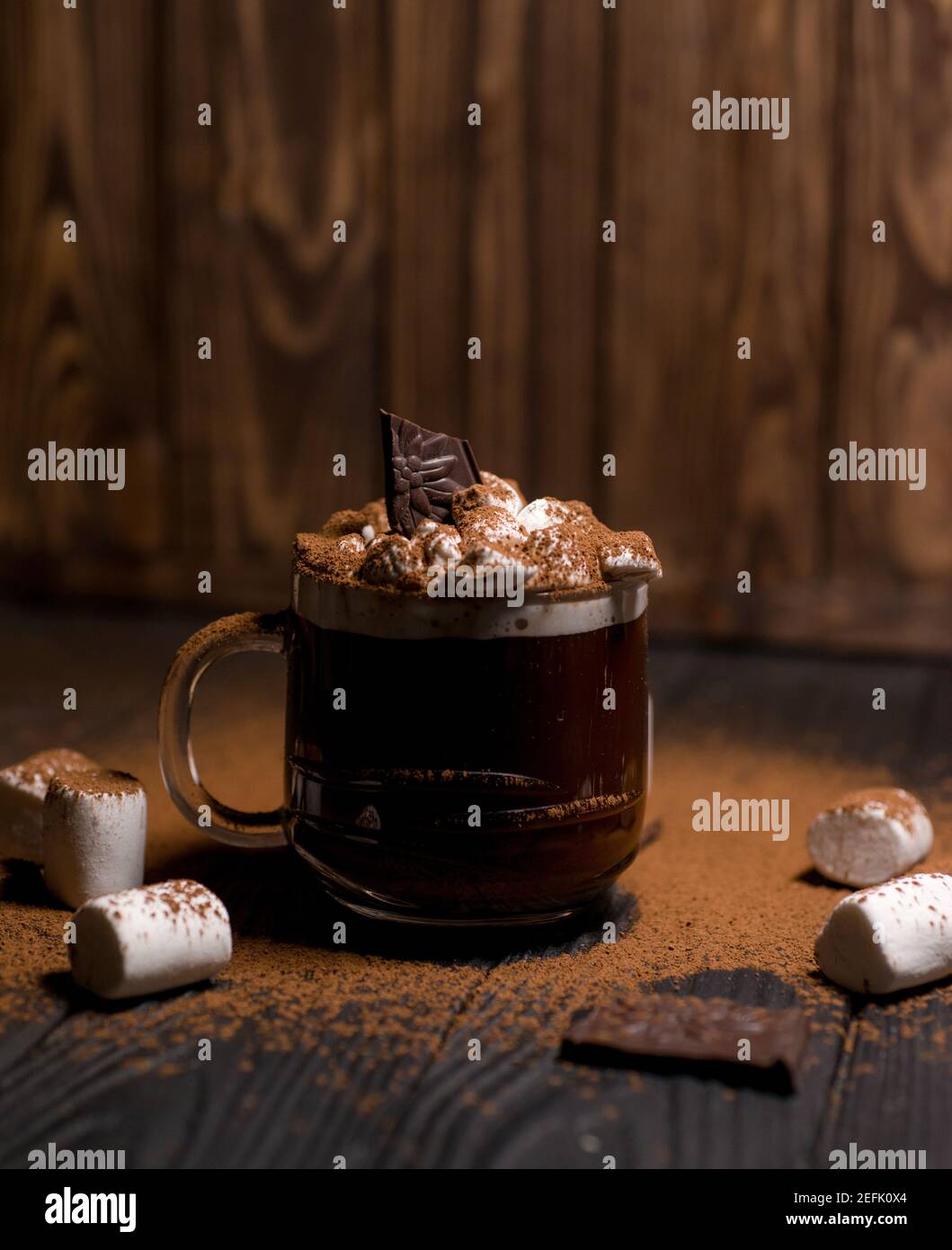 Kakao aus heißer Schokolade mit Marshmallows in einer schönen Schüssel Stockfoto