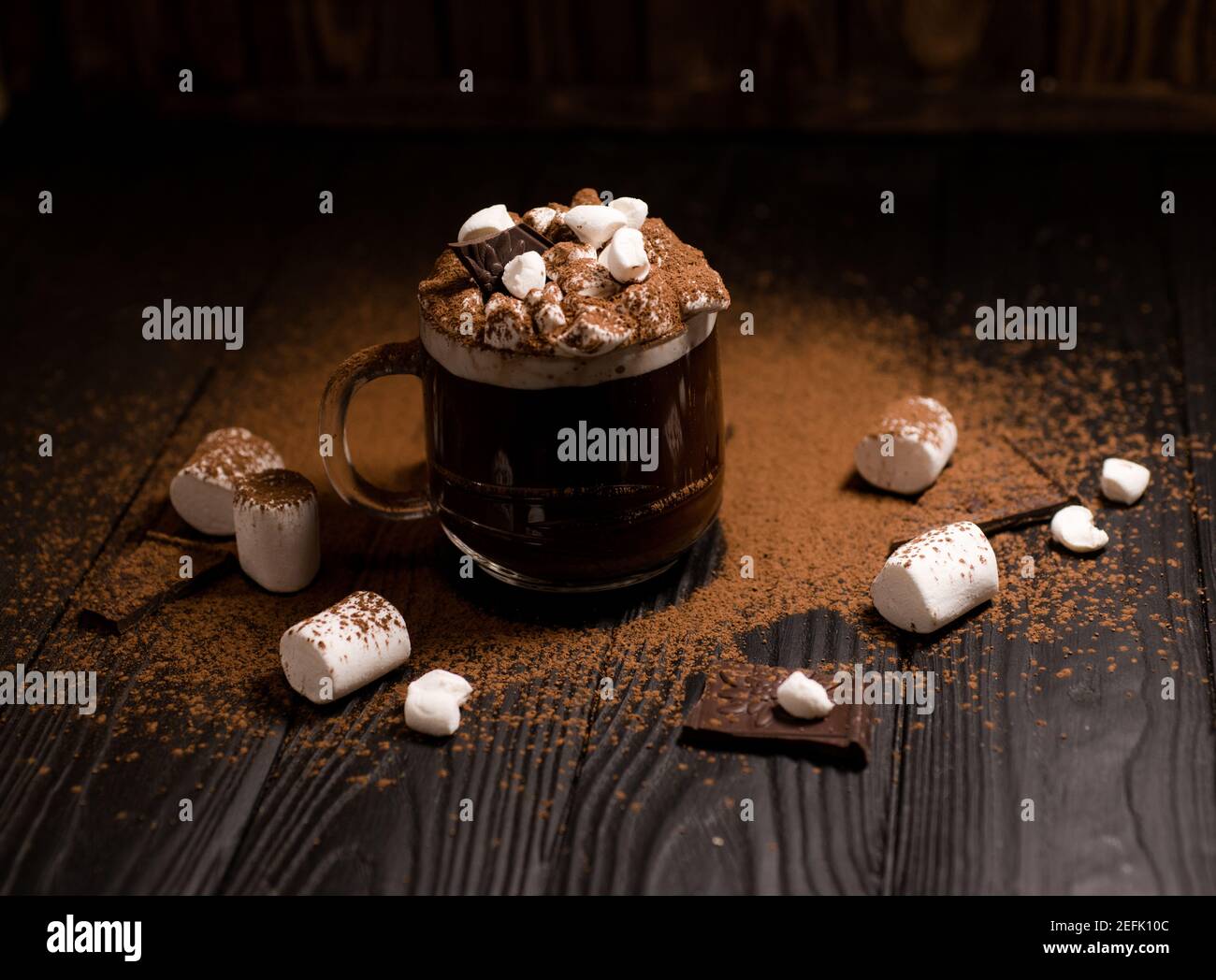 Kakao aus heißer Schokolade mit Marshmallows in einer schönen Schüssel Stockfoto