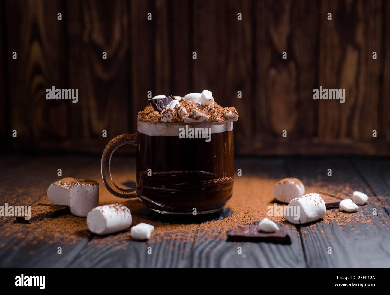 Kakao aus heißer Schokolade mit Marshmallows in einer schönen Schüssel Stockfoto