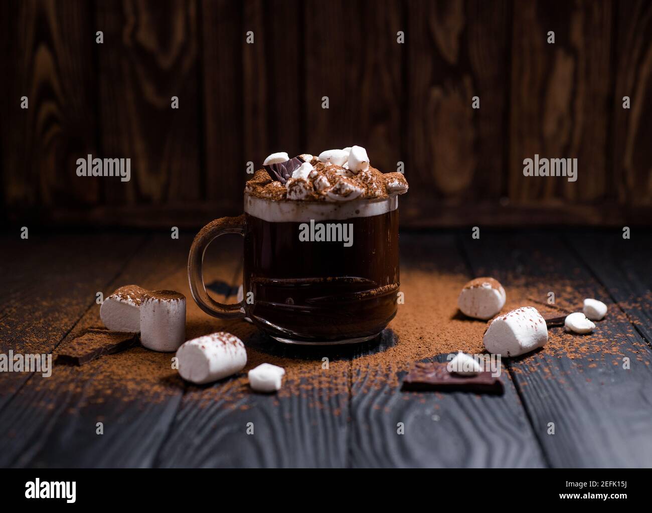 Kakao aus heißer Schokolade mit Marshmallows in einer schönen Schüssel Stockfoto