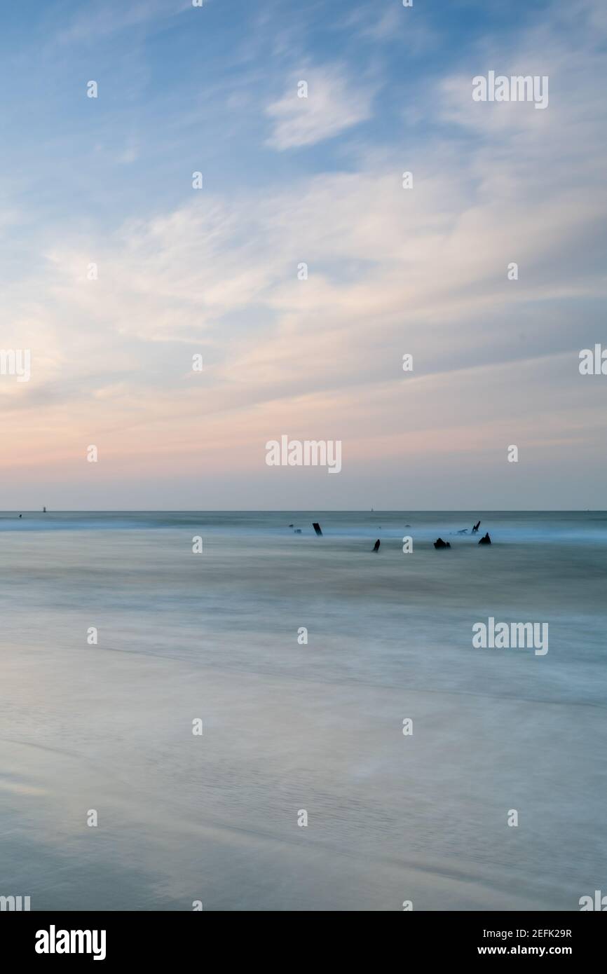 Wrack an einem Strand bei Ebbe Stockfoto
