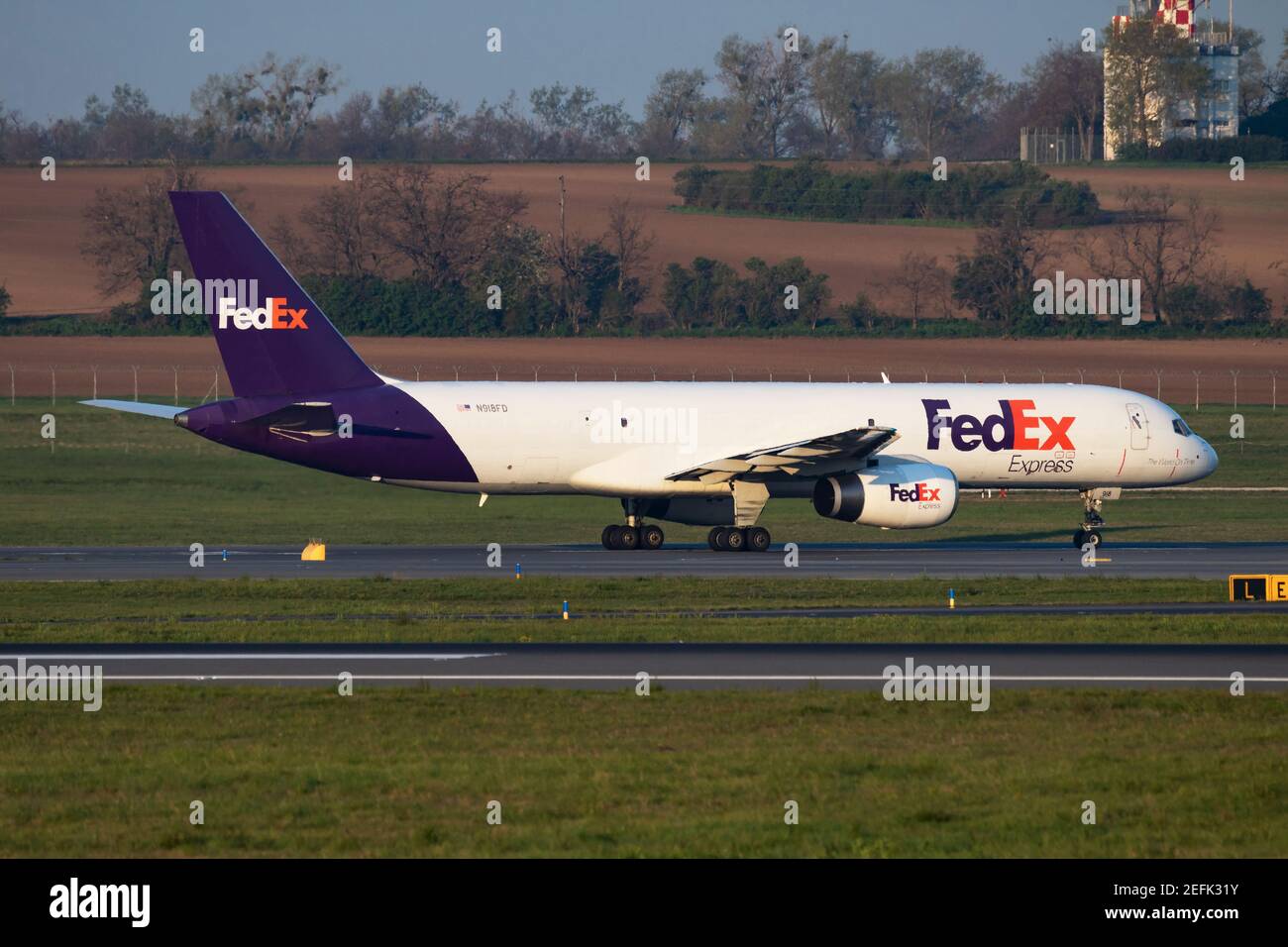 FedEx Boeing 757-200 N918FD Frachtflugzeug Abflug und Start Am Flughafen Wien Stockfoto