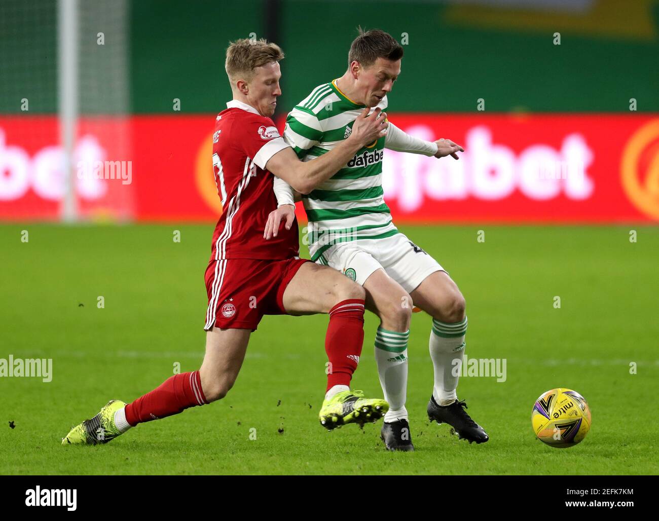 Aberdeen's Ross McCrorie (links) und Celtic's Callum McGregor kämpfen während des schottischen Premiership-Spiels im Celtic Park, Glasgow, um den Ball. Bilddatum: Mittwoch, 17. Februar 2021. Stockfoto