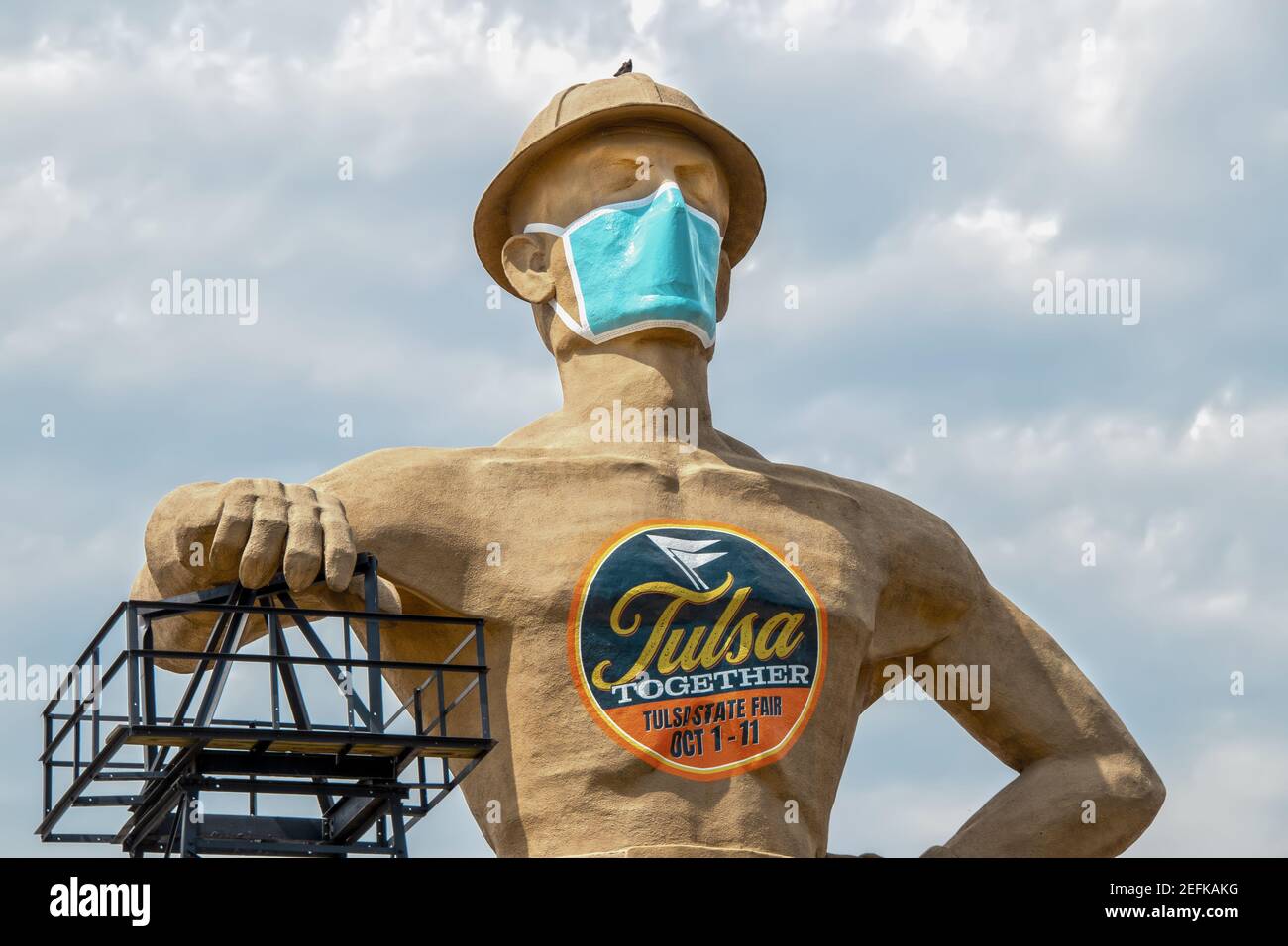 07_09_2020 Tulsa, USA_Iconic Golden Driller - Riesenstatue in der Nähe der Route 66 in Oklahoma mit Gesichtsmaske während einer Pandemie Stockfoto