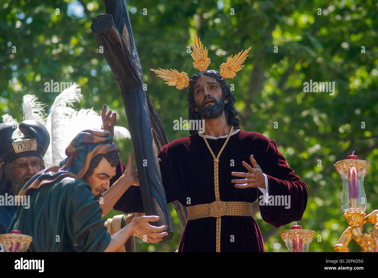 Jesus mit dem Kreuz auf der Schulter, Bruderschaften der Buße der Karwoche von Sevilla Stockfoto