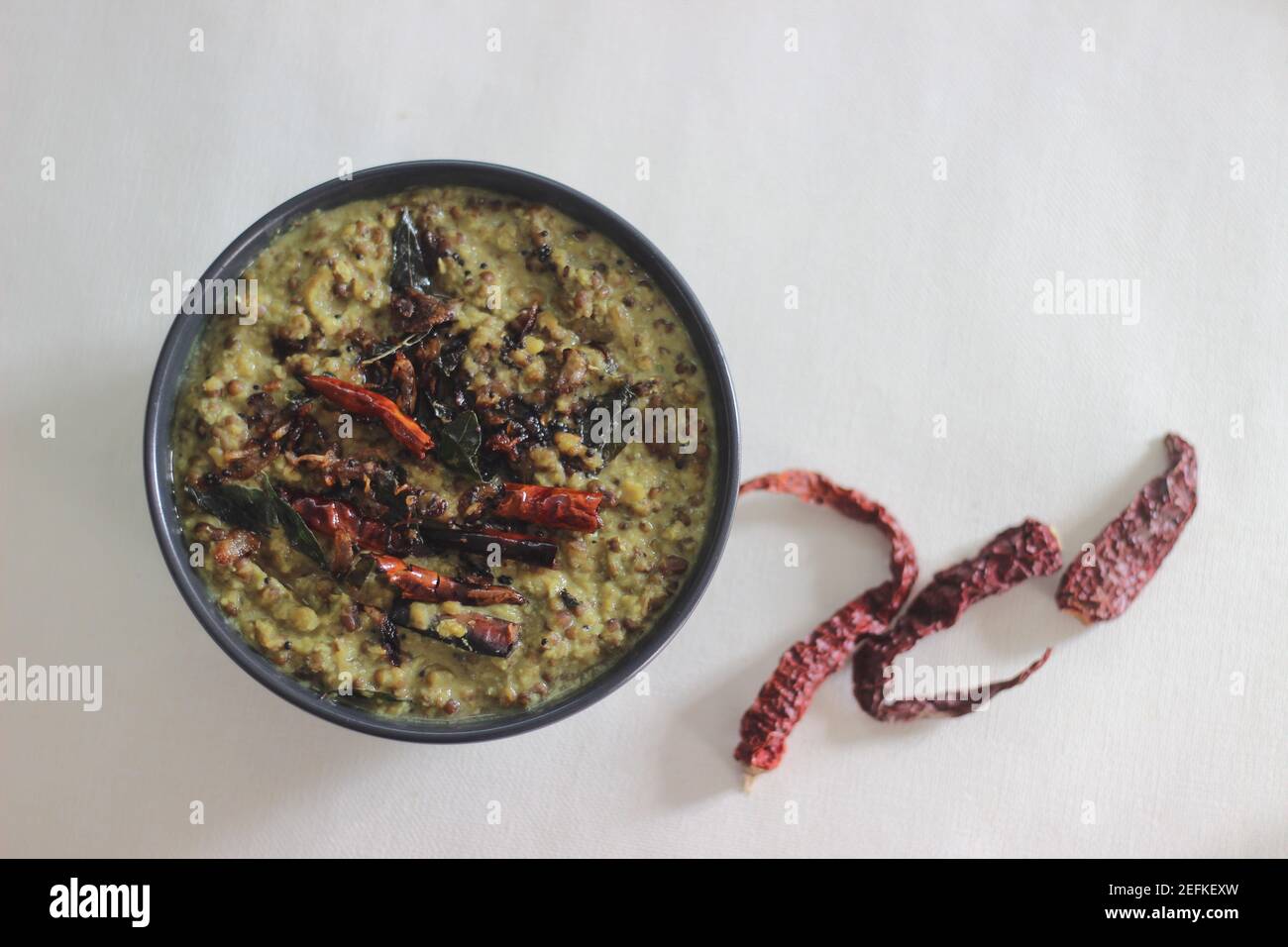 Kerala-Stil Kokosnuss basiert grünen Gramm Curry auch als Cherupayar Curry genannt. Aufnahme auf weißem Hintergrund Stockfoto