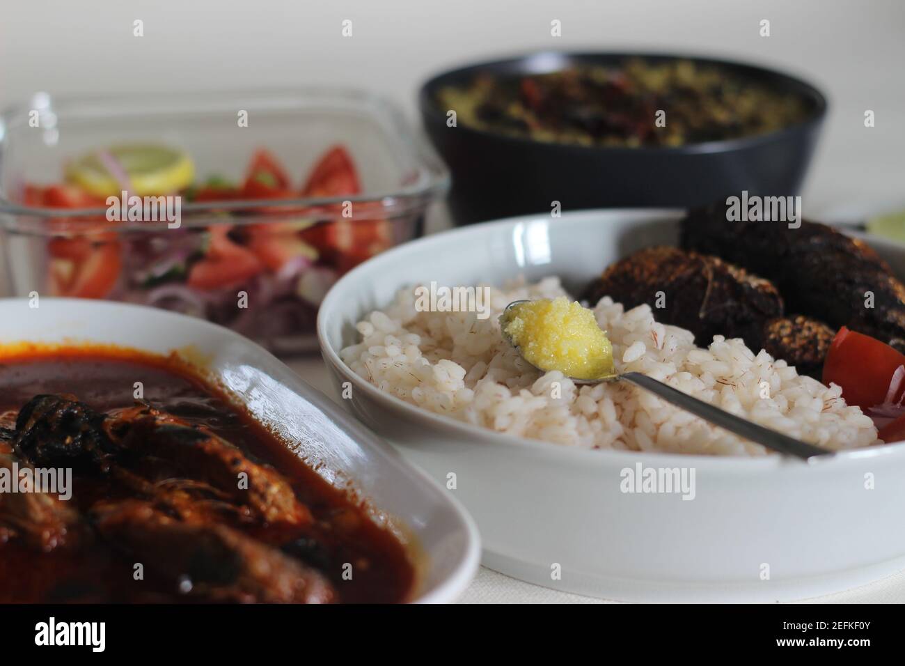 Kerala Mahlzeiten mit rotem Reis, Sardinen Curry, Sardinen braten und Kokosnuss-basierte grüne Gramm Curry. Alles im traditionellen kerala-Stil zubereitet Stockfoto