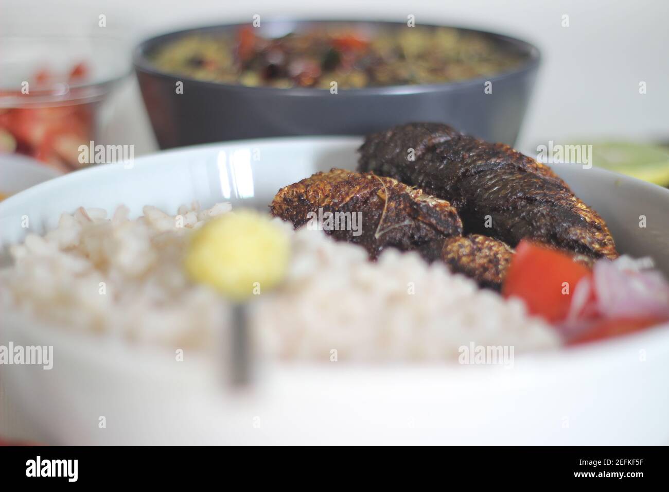 Kerala Mahlzeiten mit rotem Reis, Sardinen Curry, Sardinen braten und Kokosnuss-basierte grüne Gramm Curry. Alles im traditionellen kerala-Stil zubereitet Stockfoto