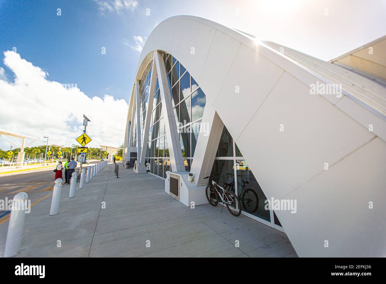 Atemberaubender Blick auf den Owen Roberts International Airport Terminal. Cayman Islands, Georgetown - Grand Cayman. Eröffnet von Prinz Charles 2019. Tourismus Stockfoto