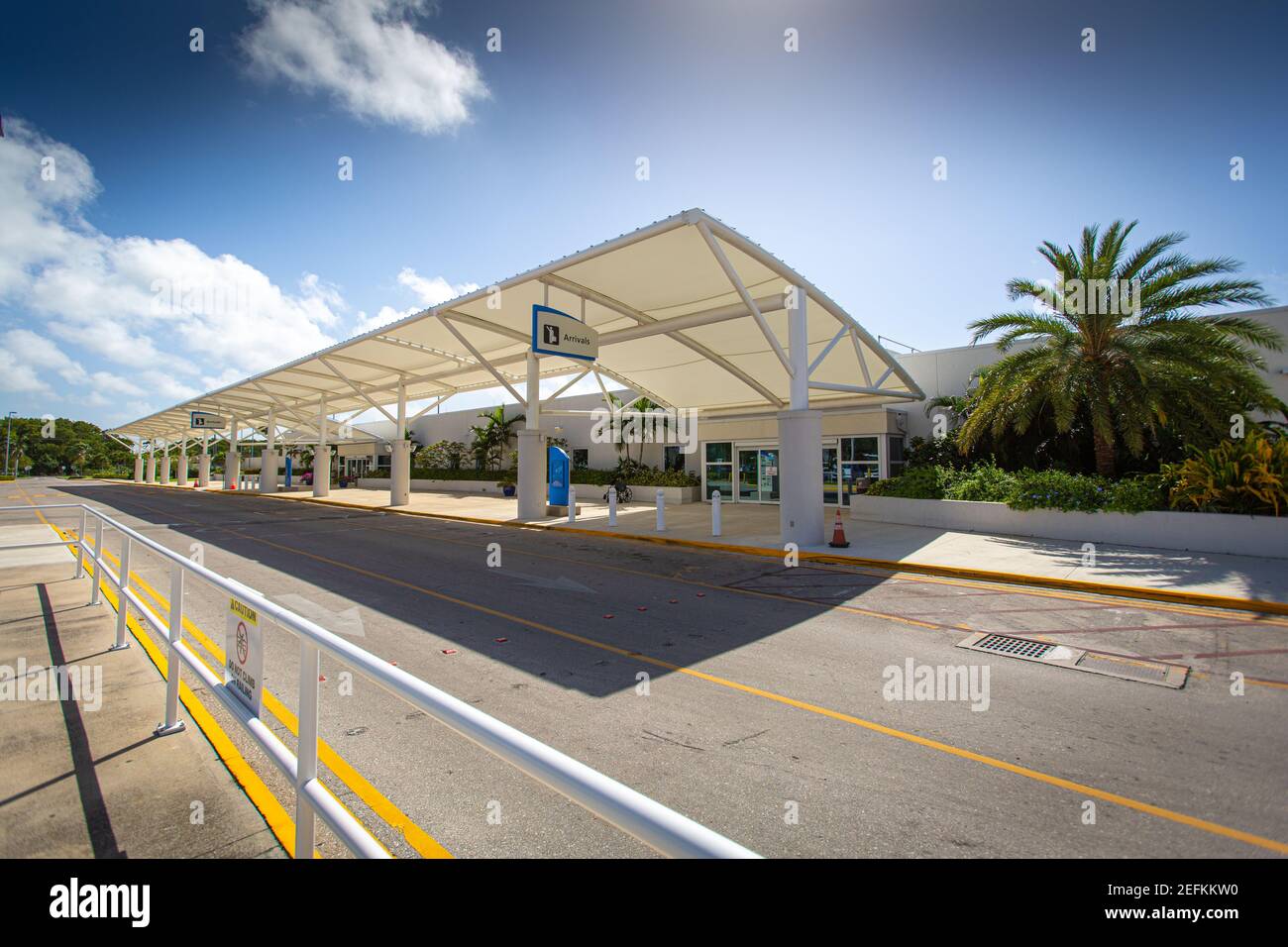 Atemberaubender Blick auf den Owen Roberts International Airport Terminal. Cayman Islands, Georgetown - Grand Cayman. Eröffnet von Prinz Charles 2019. Tourismus Stockfoto