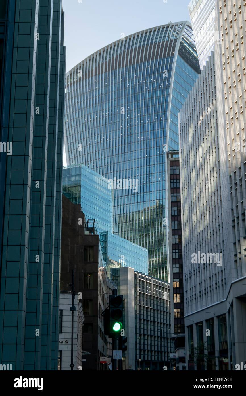 Blick auf die Vielfalt der hohen Glas Geschäftsgebäude so nah Zusammen den Himmel bedecken und Sonnenlicht zu den unteren Teilen blockieren Der Straßen in London Stockfoto