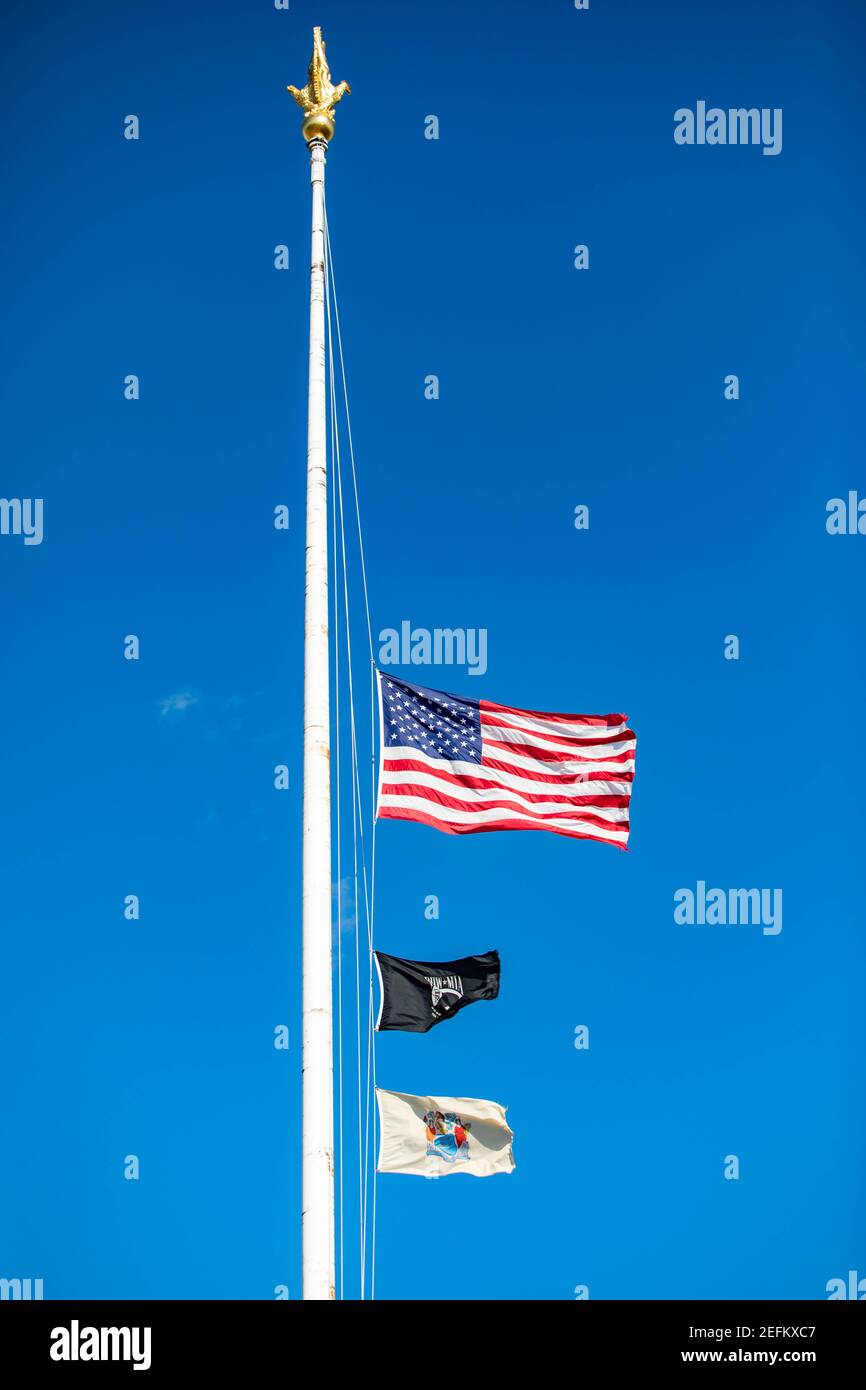 Flaggen der Vereinigten Staaten, New Jersey und Kriegsgefangener MIA in blauem, sonnigem Himmel Stockfoto