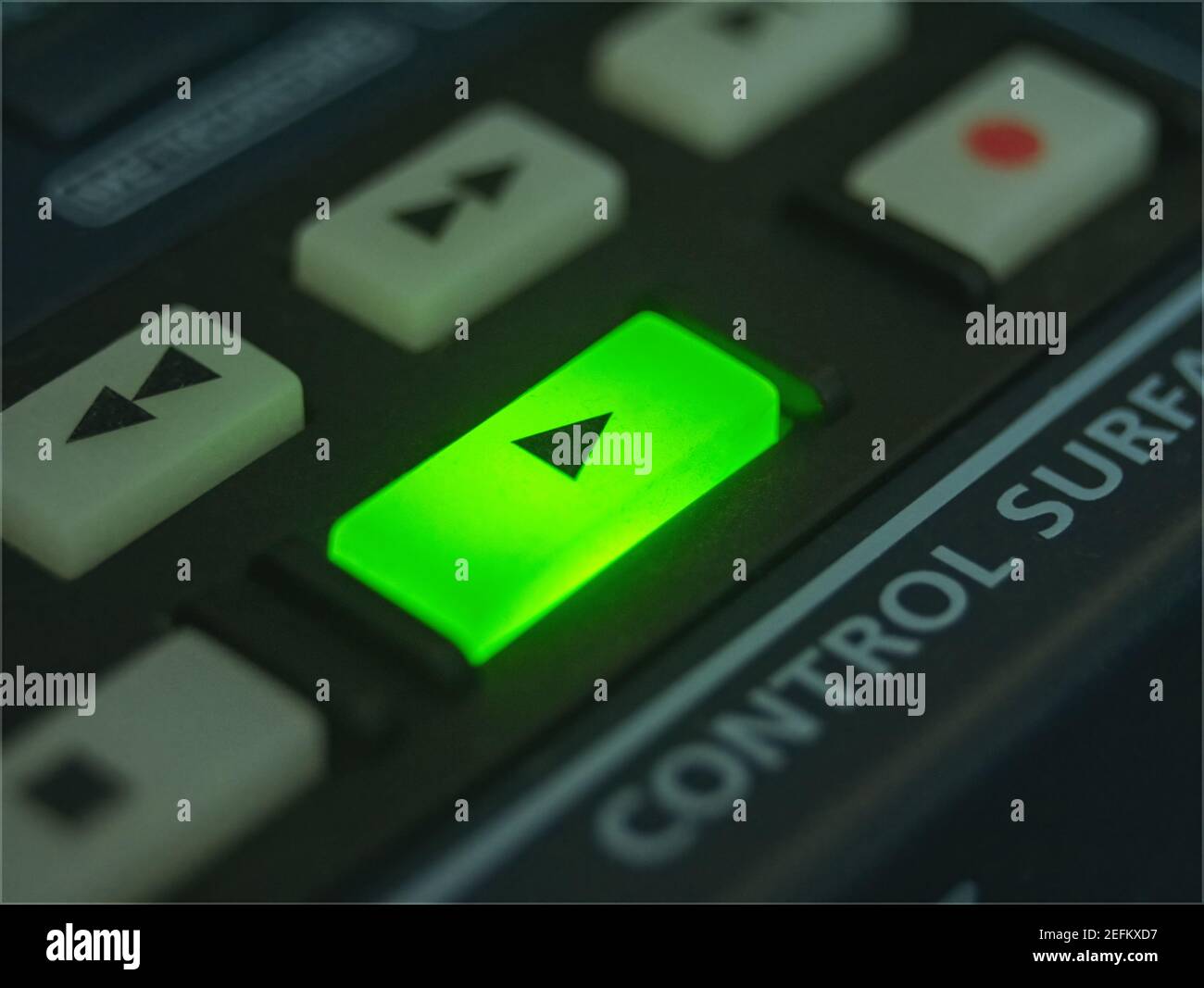 Nahaufnahme Foto auf einem Musikmixer Transport-Controller. Selektiver Fokus auf der hervorgehobenen Wiedergabetaste Stockfoto