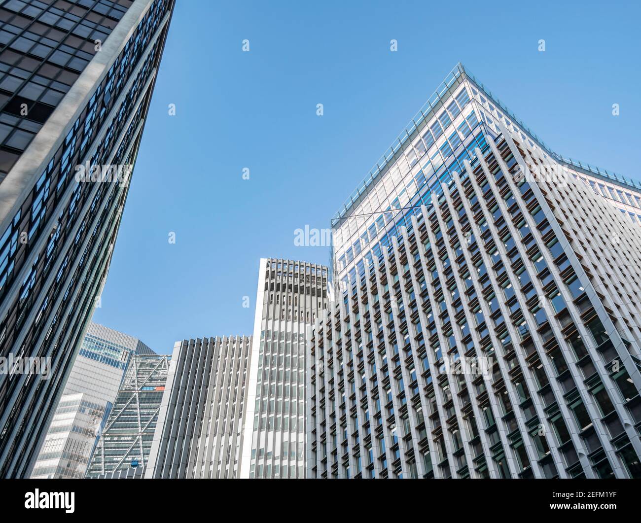 Blick auf die Vielfalt der hohen Glas-Geschäftsgebäude nahe beieinander. Überwältigende moderne Architektur der immer wachsenden Hauptstadt. Massiv Stockfoto