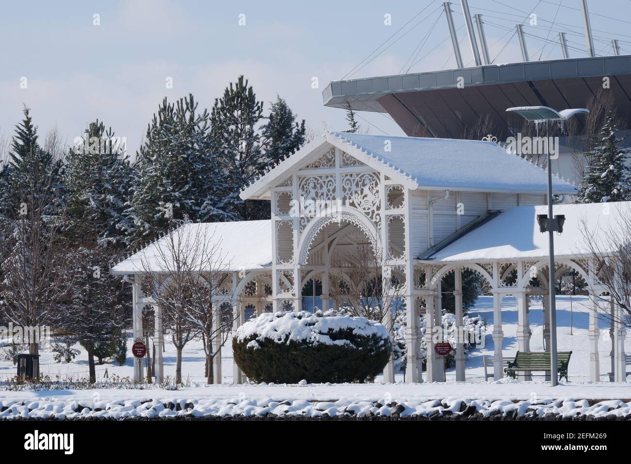 White Nostalgic Train Stop und ein Stadion im Hintergrund Stockfoto