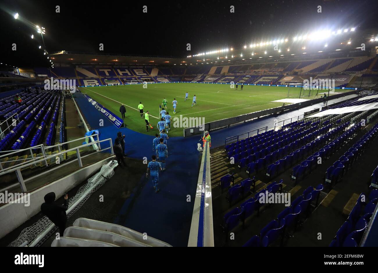 Coventry CitySpieler machen sich auf den Weg zum Spielfeld, bevor das
