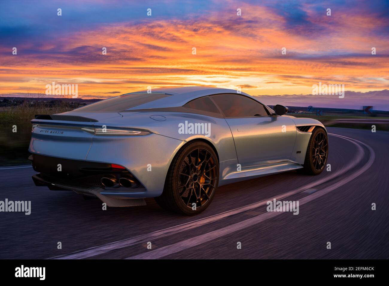 Aston Martin DBS superleggera auf einer malerischen Straße bei Sonnenuntergang Stockfoto