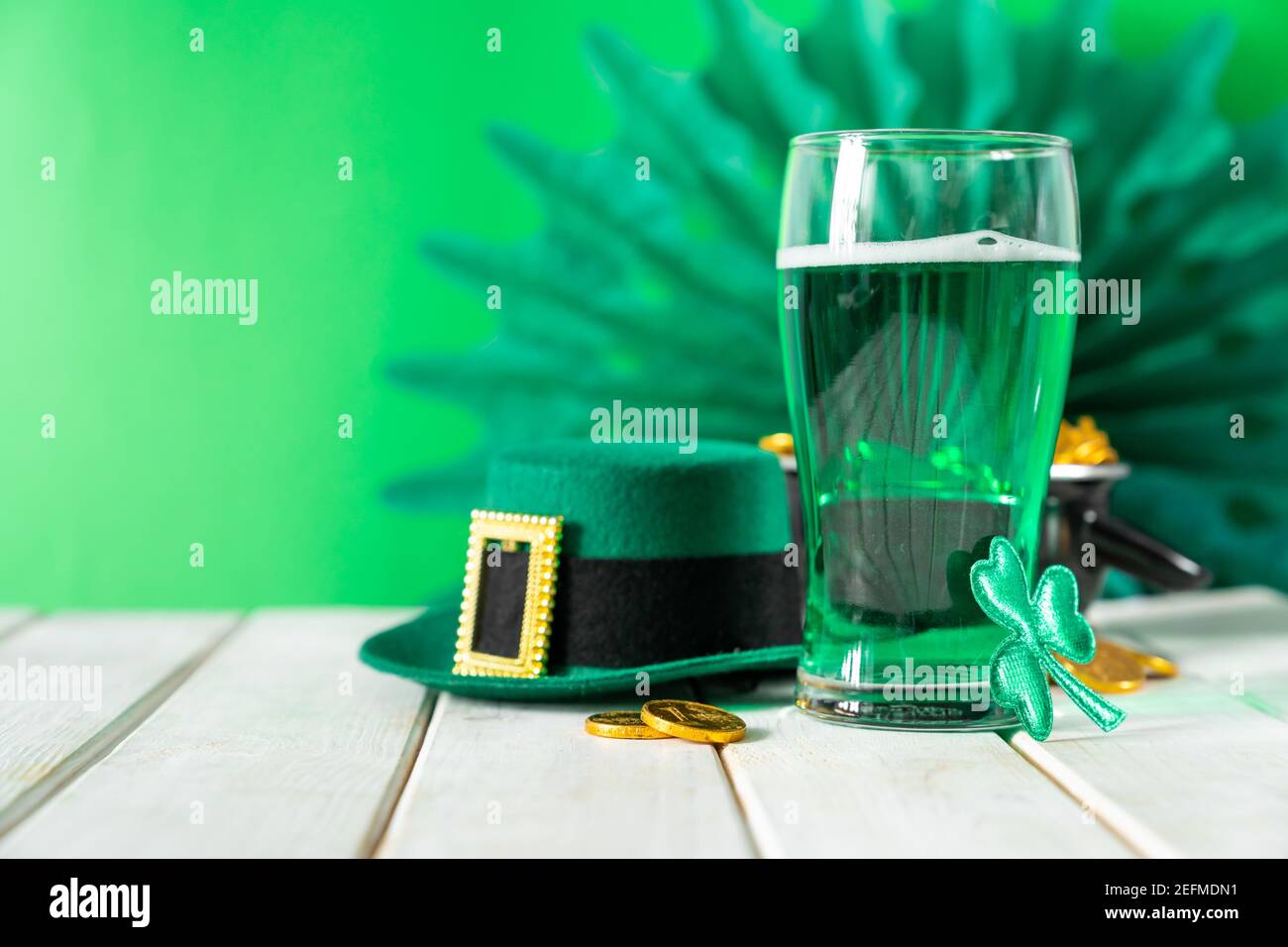 St. Patricks Tageskonzept - grünes Bier und Symbole Stockfoto