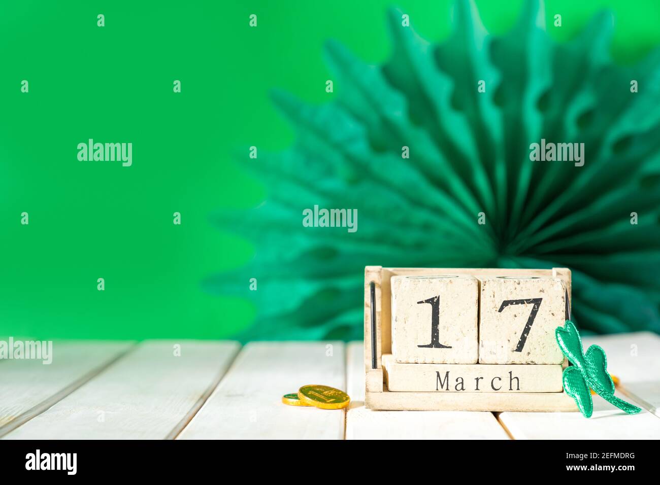 St. Patricks Tageskonzept - grünes Bier und Symbole Stockfoto