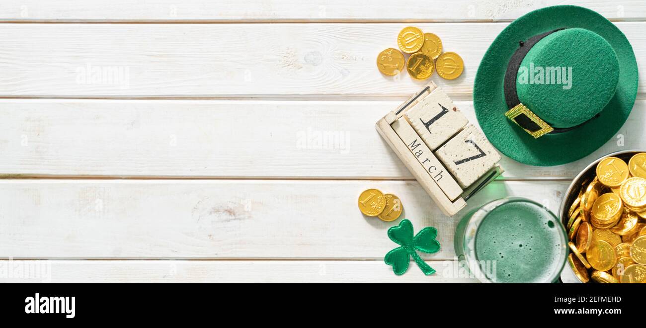 St. Patricks Tageskonzept - grünes Bier und Symbole Stockfoto